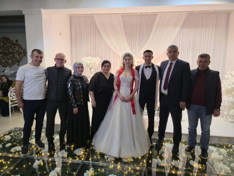GENÇ ÇİFTİMİZE BİR ÖMÜR BOYU MUTLULUKLAR DİLERİZ...