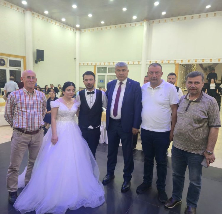 GENÇ CİFTİMİZE BİR ÖMÜR BOYU MUTLULUKLAR DİLERİZ...