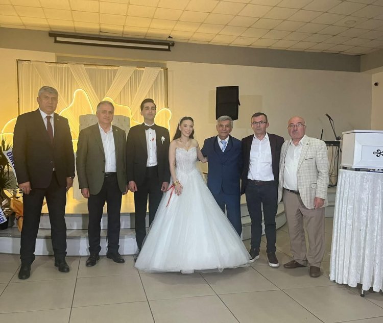 GENÇ ÇİFTİMİZE BİR ÖMÜR BOYU MUTLULUKLAR DİLERİZ...