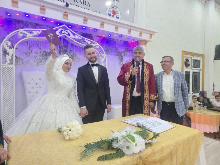 GENÇ ÇİFTİMİZE BİR ÖMÜR BOYU MUTLULUKLAR DİLERİZ.