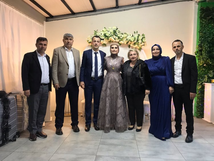 Genç Çiftlerimize Bir Ömür Boyu Mutluluklar Dileriz