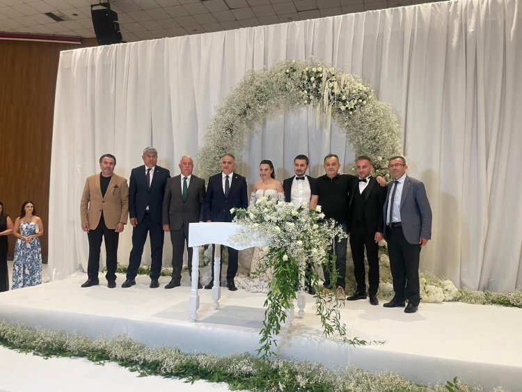 GENÇ ÇİFTİMİZE BİR ÖMÜR BOYU MUTLULUKLAR DİLERİZ...