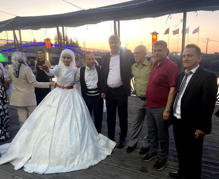 GENÇ ÇİFTİMİZE BİR ÖMÜR BOYU MUTLULUKLAR DİLERİZ...