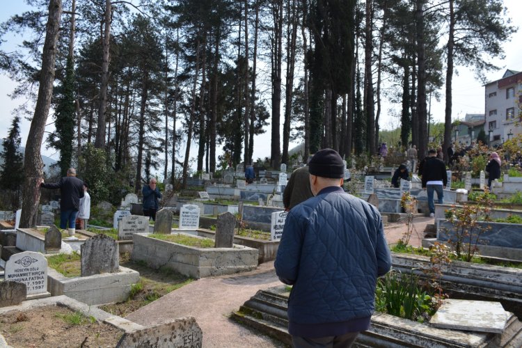 BELDE MEZARLIĞINDA AREFE GÜNÜ MÜNASEBETİYLE KURAN-I KERİM OKUTULDU