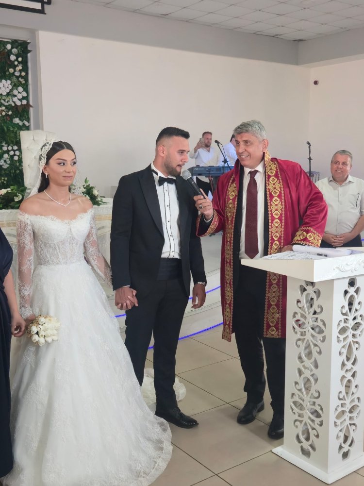 GENÇ CİFTİMİZE BİR ÖMÜR BOYU MUTLULUKLAR DİLERİZ