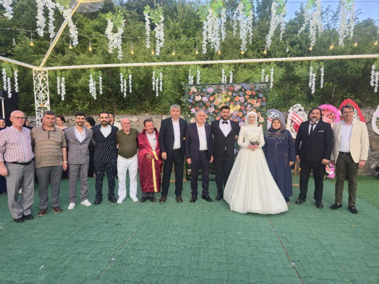 GENÇ CİFTİMİZE BİR ÖMÜR BOYU MUTLULUKLAR DİLERİZ...