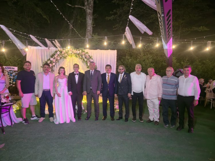 GENÇ CİFTİMİZE BİR ÖMÜR BOYU MUTLULUKLAR DİLERİZ...