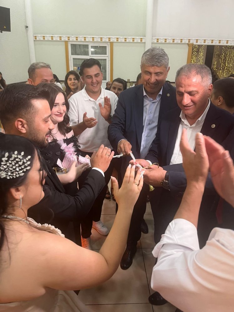 GENÇ CİFTİMİZE BİR ÖMÜR BOYU MUTLULUKLAR DİLERİZ