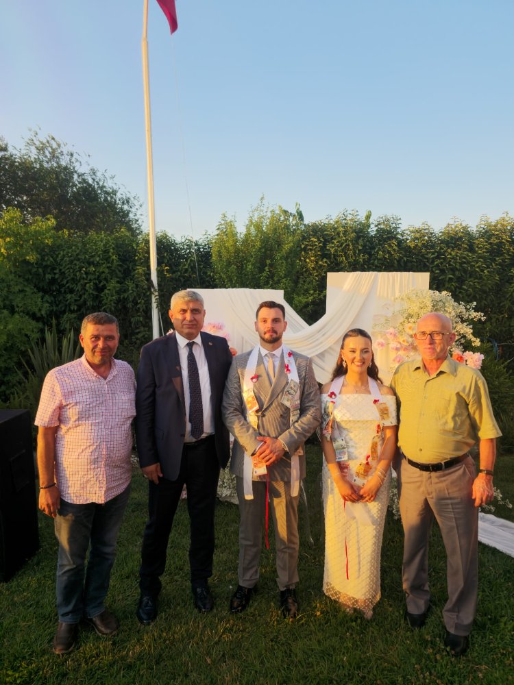 GENÇ CİFTİMİZE BİR ÖMÜR BOYU MUTLULUKLAR DİLERİZ