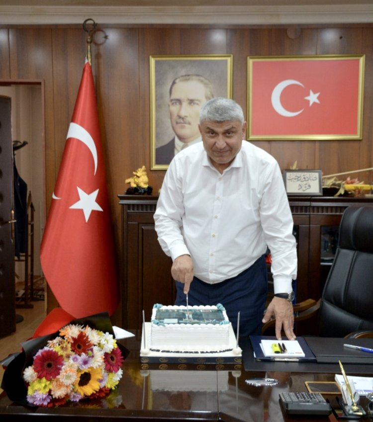 PERSONELLERİMİZ VE MECLİS ÜYELERİMİZ BELEDİYE BAŞKANIMIZIN DOĞUM GÜNÜNÜ KUTLADI...