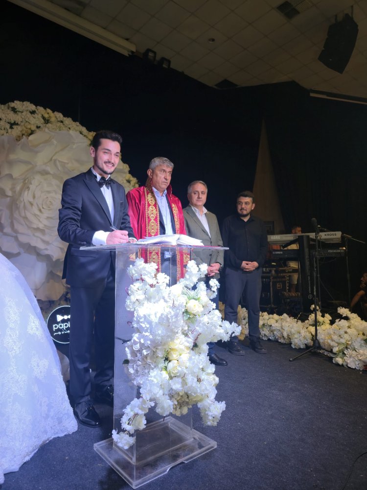 GENÇ ÇİFTİMİZE BİR ÖMÜR BOYU MUTLULUKLAR DİLERİZ