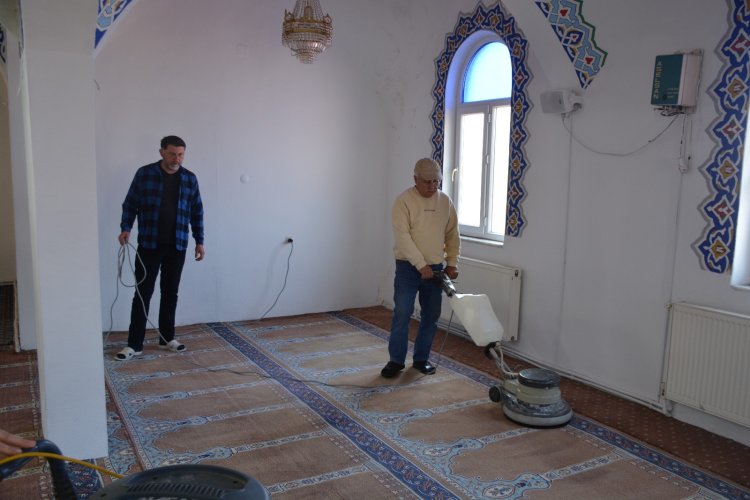 CAMİLERİMİZDE TEMİZLİK ÇALIŞMASI BAŞLATILDI