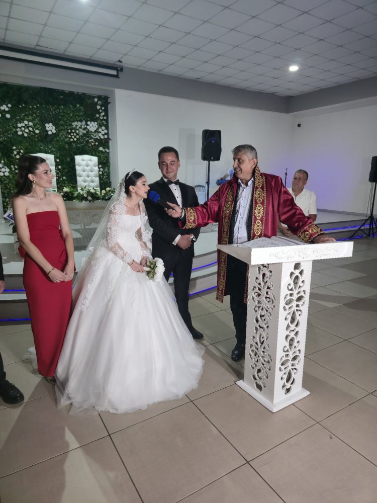 GENÇ ÇİFTİMİZE BİR ÖMÜR BOYU MUTLULUKLAR DİLERİZ