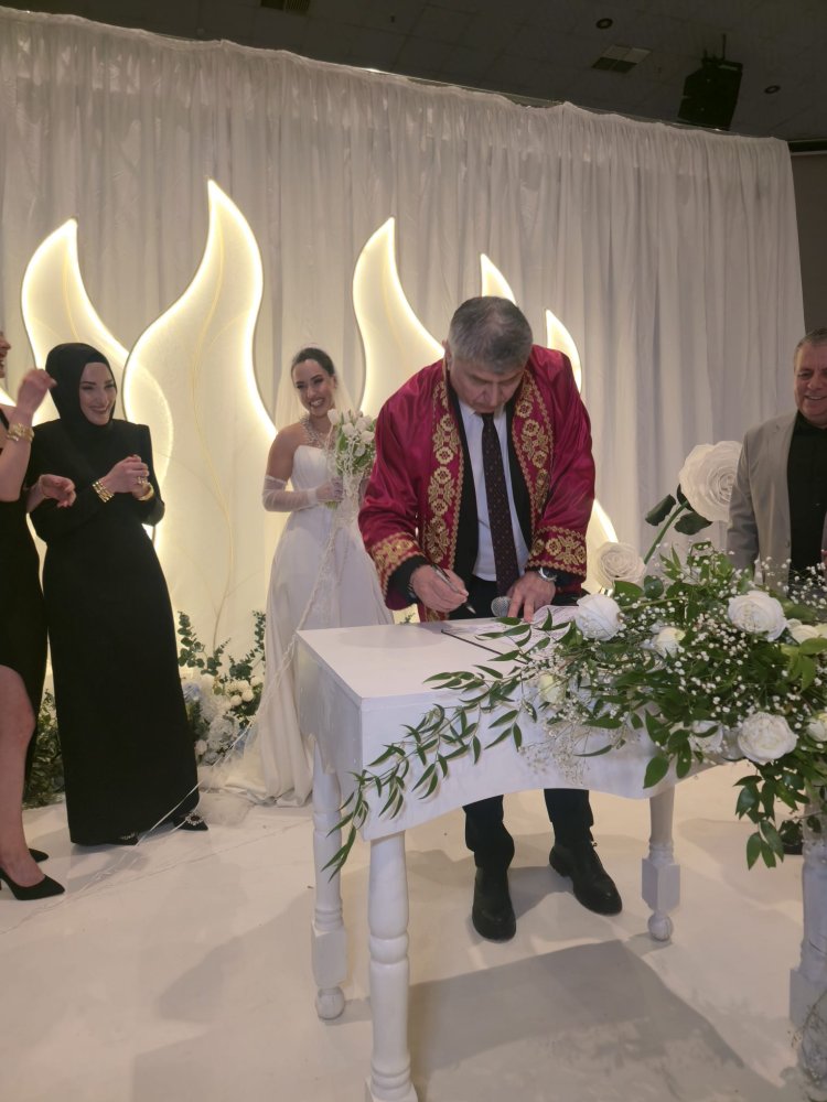 GENÇ ÇİFTİMİZE BİR ÖMÜR BOYU MUTLULUKLAR DİLERİZ