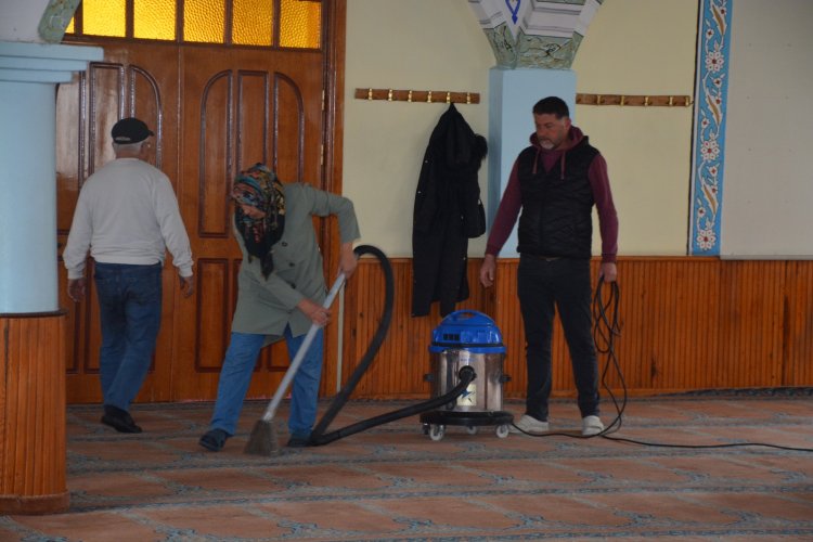 CAMİLERİMİZDE TEMİZLİK ÇALIŞMASI BAŞLATILDI