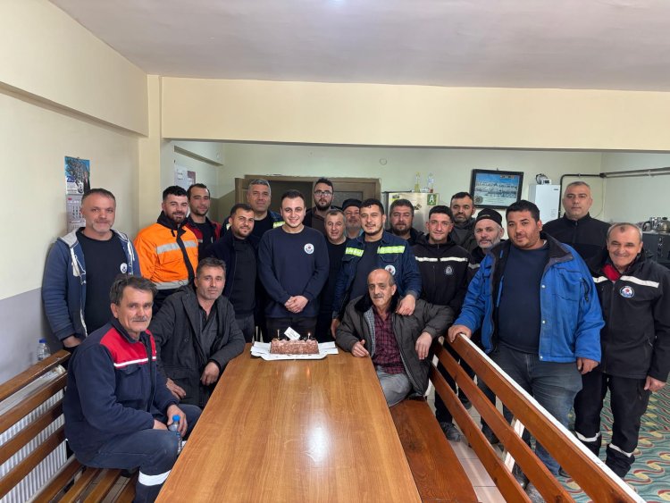 Belediye Başkanımız Sadık Recep Kara Belediyemiz personeli Murat Ayaz'ın doğum gününü unutmadı