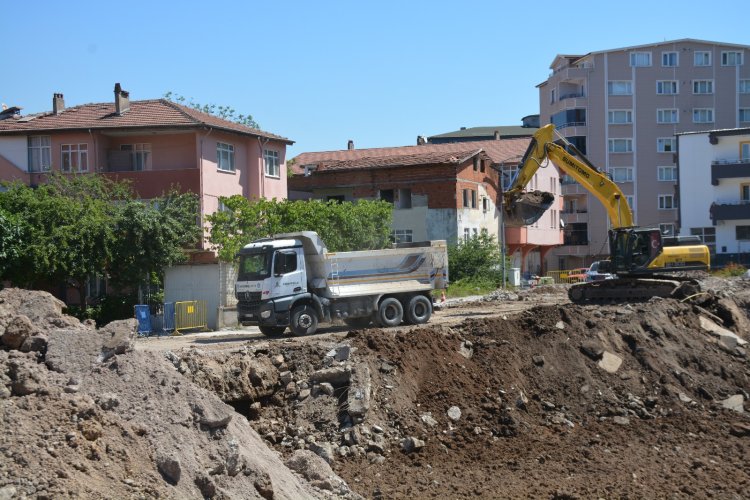GÜLÜÇ VESİLE DİKMEN İLKOKULU SAHASINDA ÇALIŞMALAR DEVAM EDİYOR!