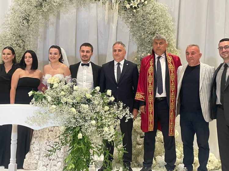 GENÇ ÇİFTİMİZE BİR ÖMÜR BOYU MUTLULUKLAR DİLERİZ...