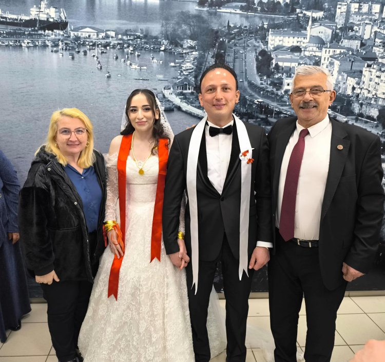 GENÇ ÇİFTİMİZE BİR ÖMÜR BOYU MUTLULUKLAR DİLERİZ...
