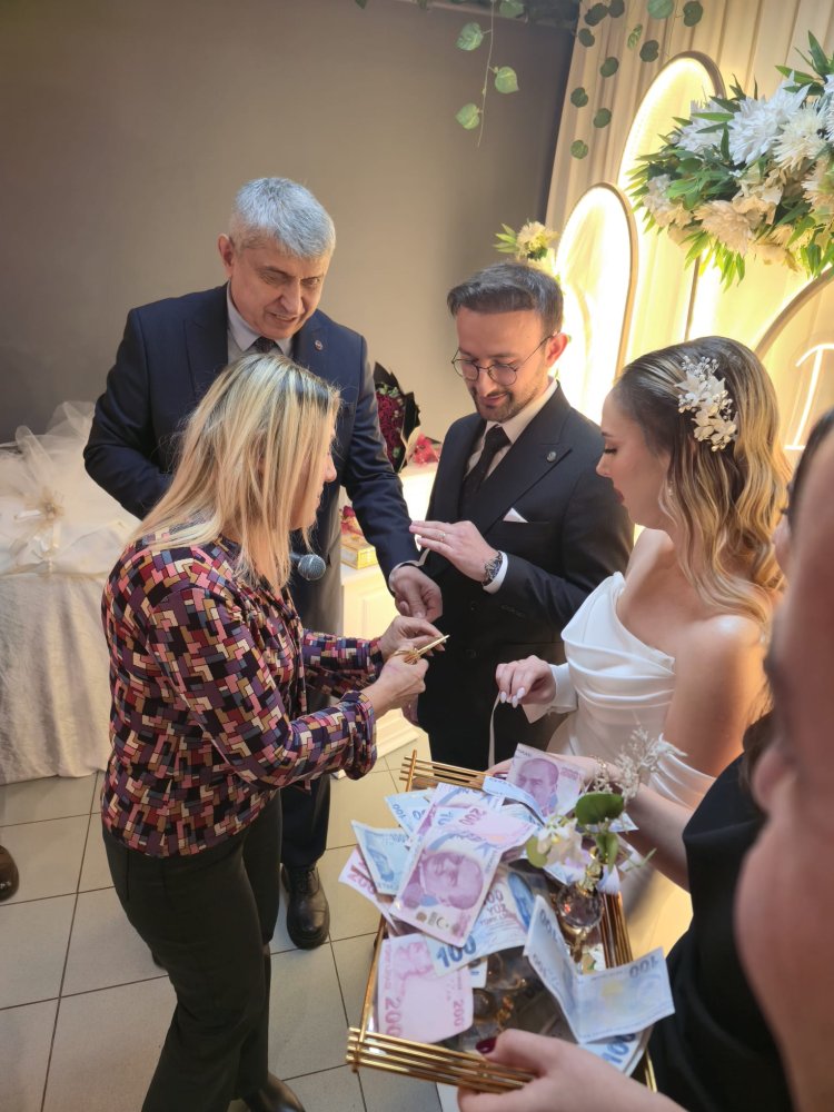 GENÇ ÇİFTİMİZE BİR ÖMÜR BOYU MUTLULUKLAR DİLERİZ...