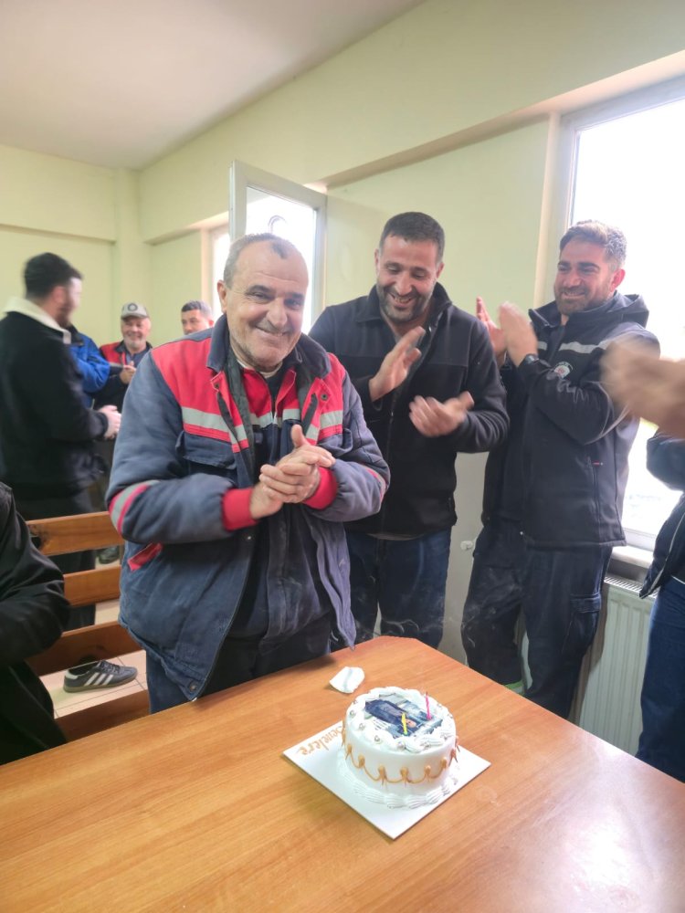 BELEDİYEMİZ PERSONELİ İLYAS CARSANBALININ DOĞUM GÜNÜNÜ BELEDİYE BAŞKANIMIZ SADIK RECEP KARA KUTLADI...