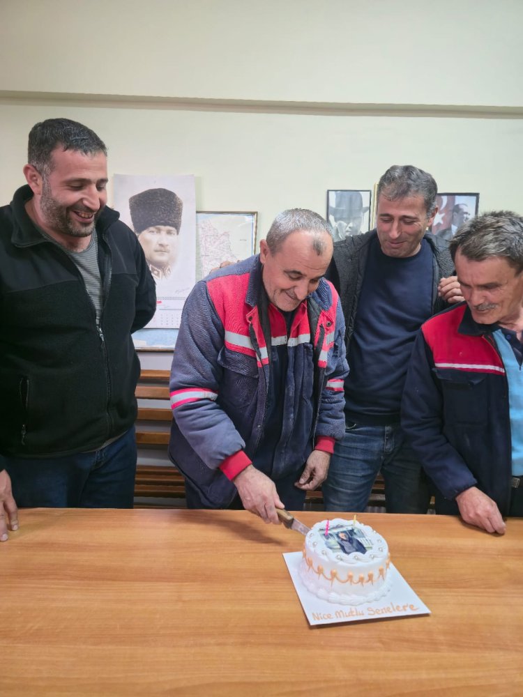 BELEDİYEMİZ PERSONELİ İLYAS CARSANBALININ DOĞUM GÜNÜNÜ BELEDİYE BAŞKANIMIZ SADIK RECEP KARA KUTLADI...