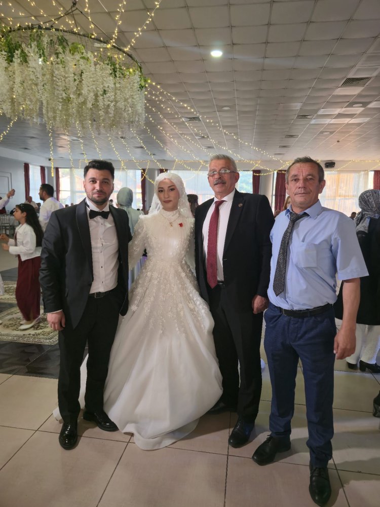 GENÇ ÇİFTİMİZE BİR ÖMÜR BOYU MUTLULUKLAR DİLERİZ ...