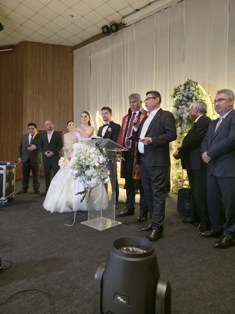 GENÇ ÇİFTİMİZE BİR ÖMÜR BOYU MUTLULUKLAR DİLERİZ...