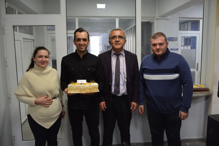 BELEDİYE BAŞKANIMIZ SADIK RECEP KARA PERSONELİMİZ YUSUF KARAKUYUNUN DOĞUM GÜNÜNÜ UNUTMADI...