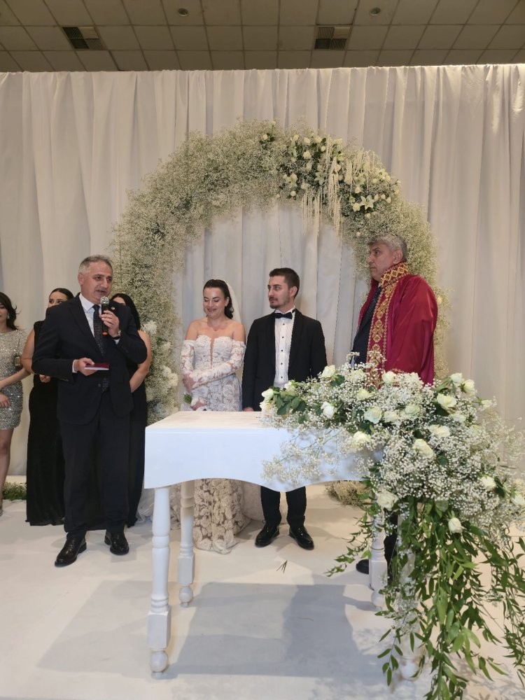 GENÇ ÇİFTİMİZE BİR ÖMÜR BOYU MUTLULUKLAR DİLERİZ...
