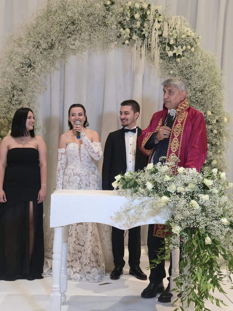 GENÇ ÇİFTİMİZE BİR ÖMÜR BOYU MUTLULUKLAR DİLERİZ...